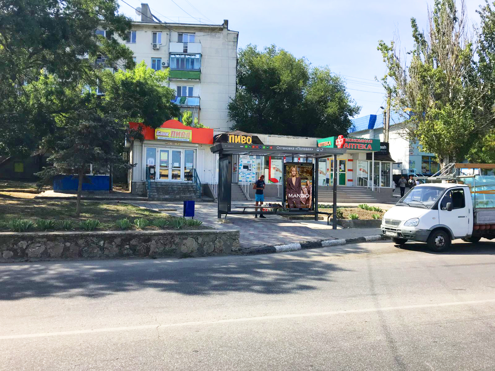 Фотография рекламного носителя, тип: Остановка 1.8x1.2, адрес: Симферопольское ш., д.35а, Феодосия, Республика Крым, Россия. Сторона A2 №843700