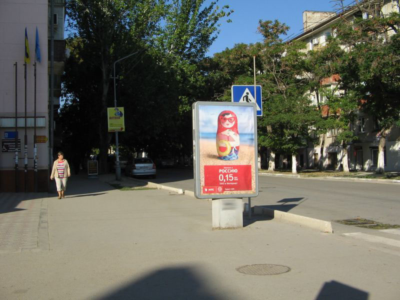 Фотография рекламного носителя, тип: Ситиформат 1.8x1.2, адрес: Галерейная ул., д.15, Феодосия, Республика Крым, Россия. Сторона B №413302