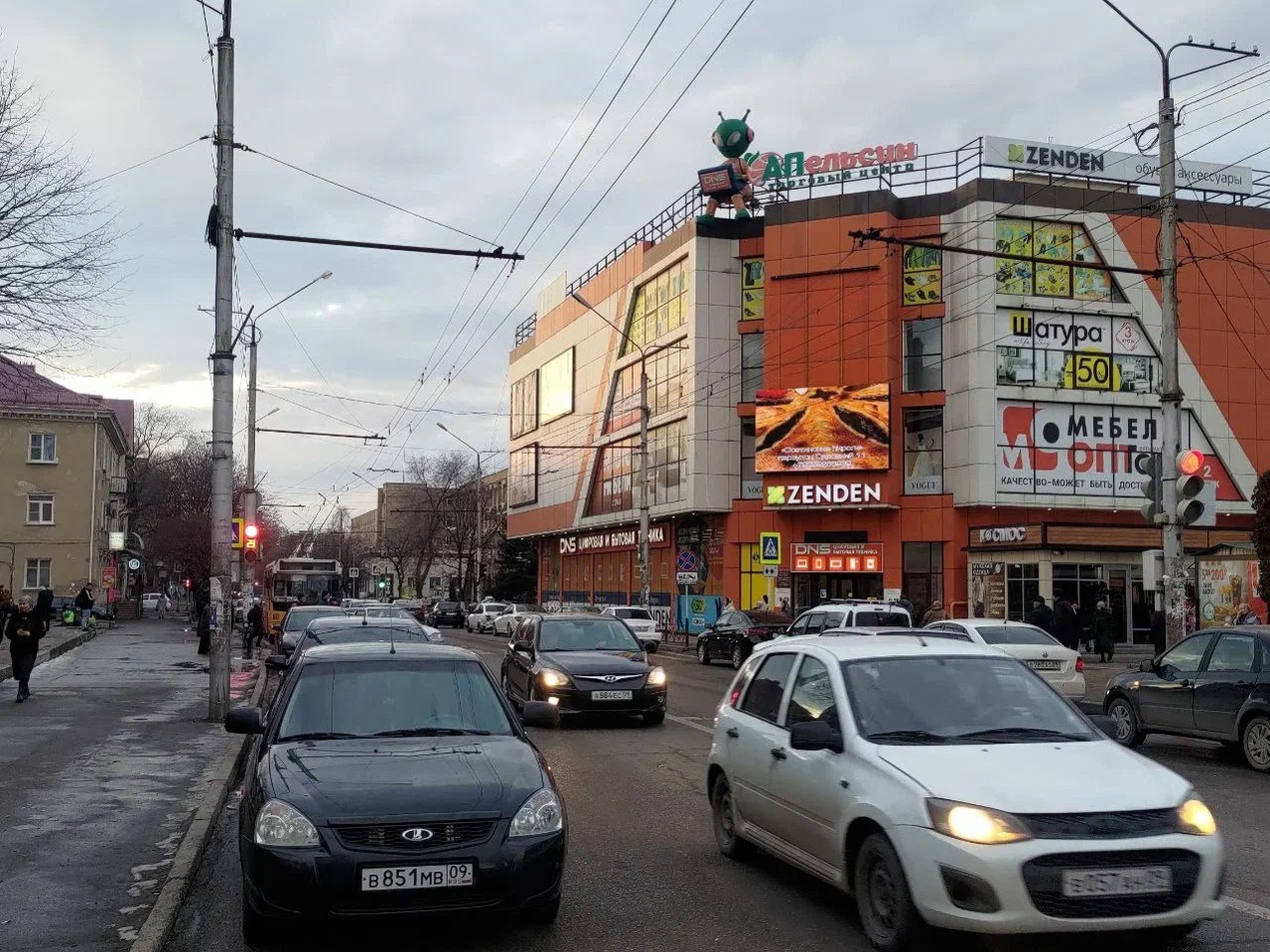 Фотография рекламного носителя, тип: Билборд 3x6, адрес: Кавказская ул., ТЦ Апельсин, Черкесск, Республика Карачаево-Черкесия, Россия. Сторона А1-А10 №948122