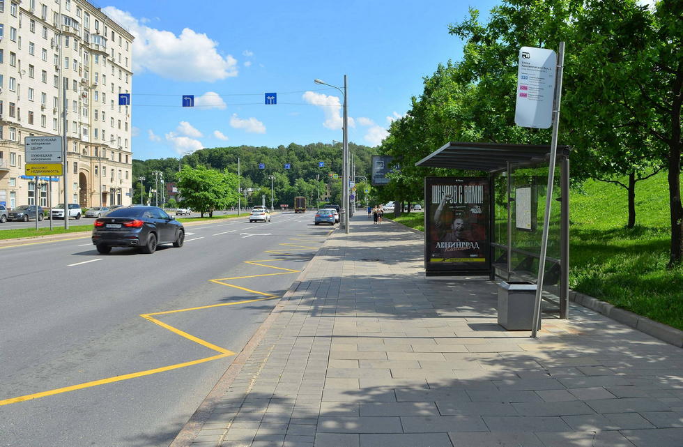 Фотография рекламного носителя, тип: Остановка 1.8x1.2, адрес: Хамовнический Вал ул., Москва, Россия. Сторона А №335498