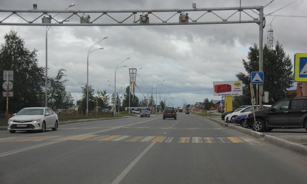 Фотография рекламного носителя, тип: Билборд 3x6, адрес: 60 лет Октября ул., ТЦ Мандарин, Нижневартовск, Ханты-Мансийский автономный округ – Югра, Россия. Сторона А №676178