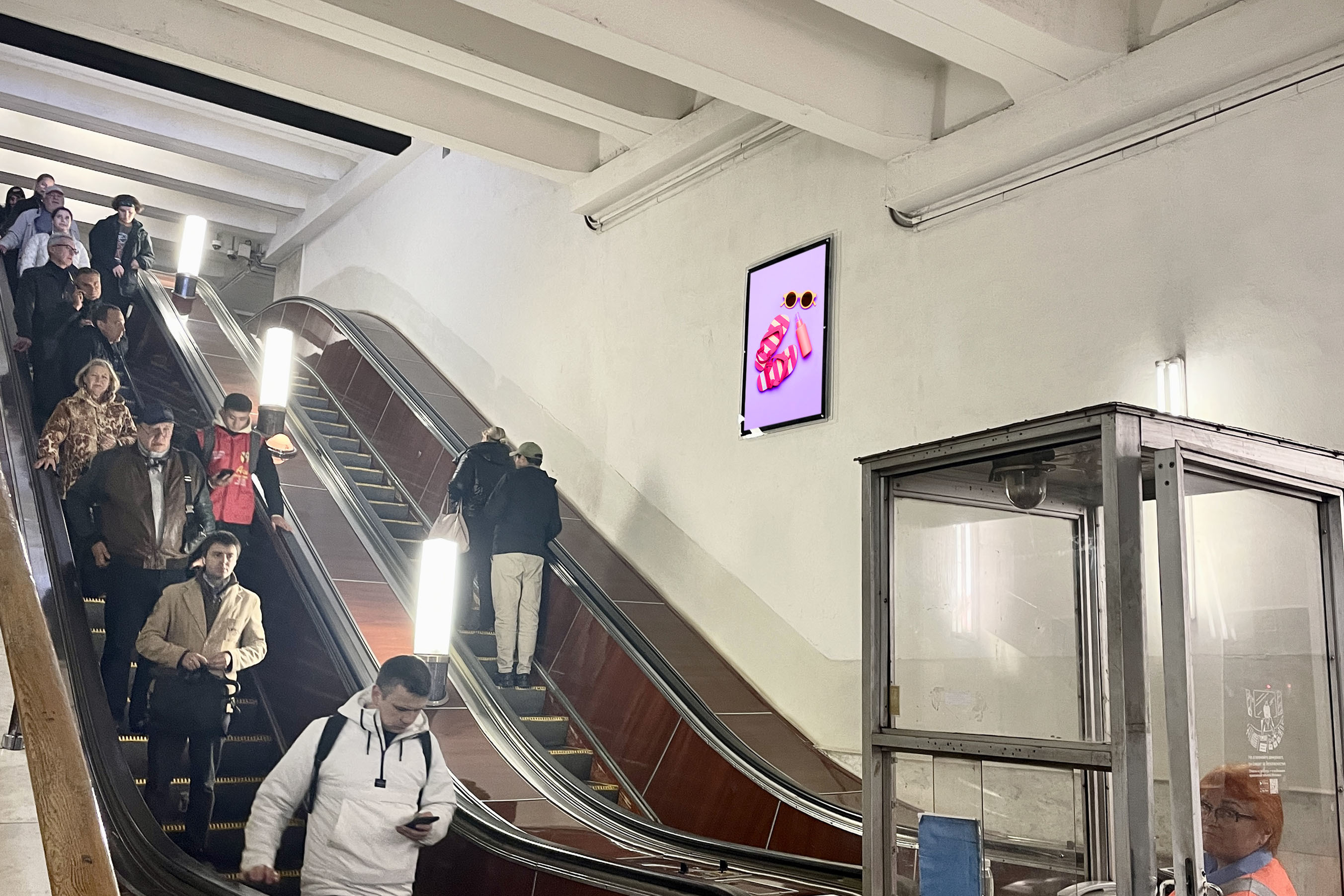 Фотография рекламного носителя, тип: Кристалайт, адрес: Станция метро «Калужская», линия Калужско-Рижская, Москва, Россия. Сторона/вариант №1001784