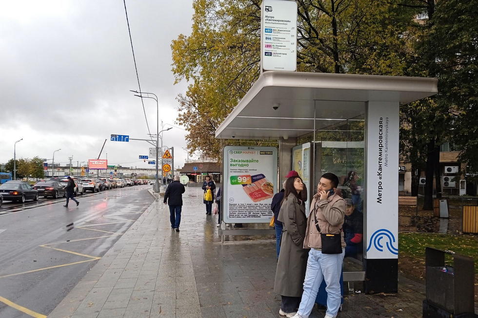 Фотография рекламного носителя, тип: Остановка 1.8x1.2, адрес: Пролетарский пр-т., ост. метро Кантемировская, поз.3, Москва, Россия. Сторона А №998178