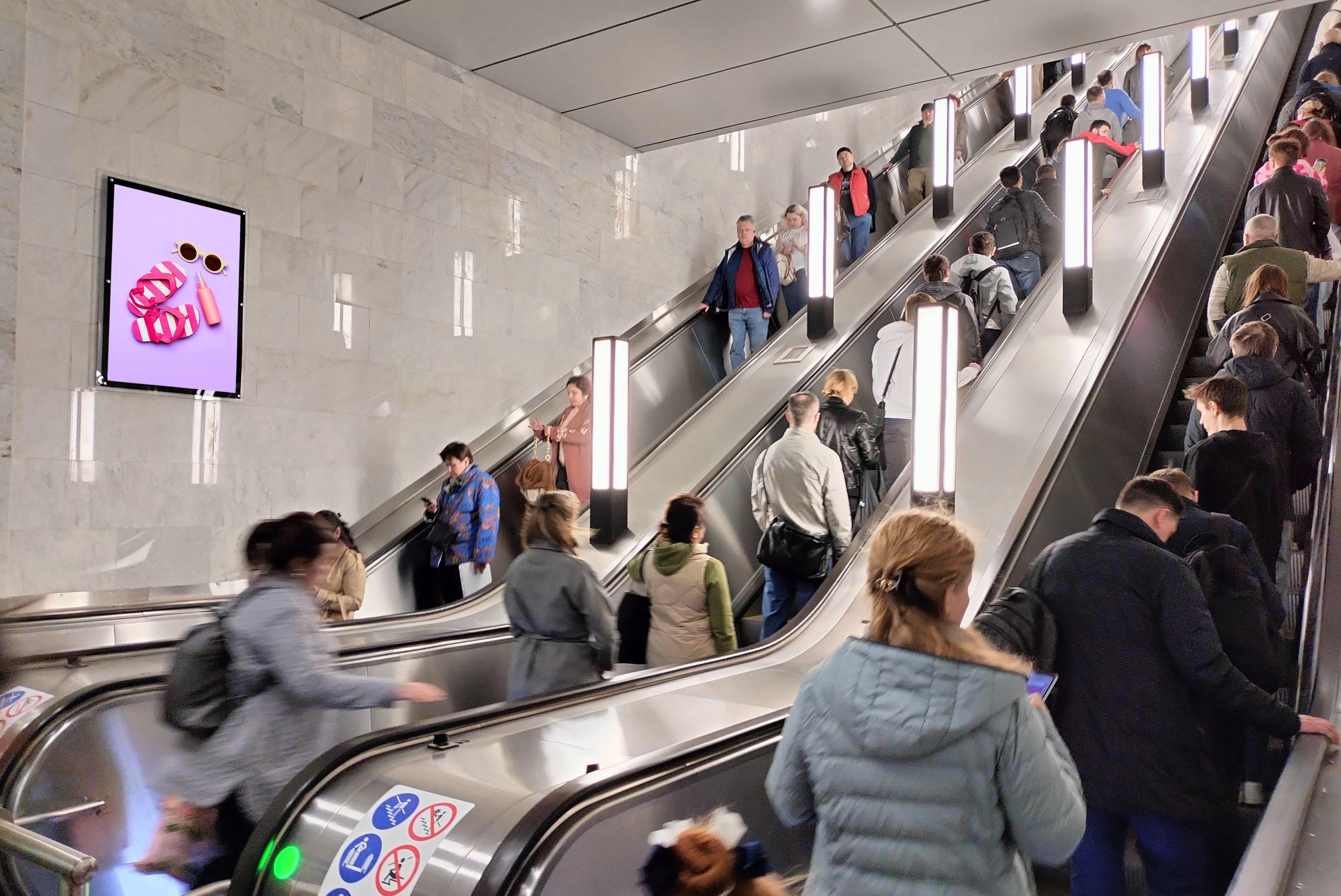 Фотография рекламного носителя, тип: Кристалайт, адрес: Станция метро «Народное Ополчение», линия Большая кольцевая, Москва, Россия. Сторона/вариант A №1055191
