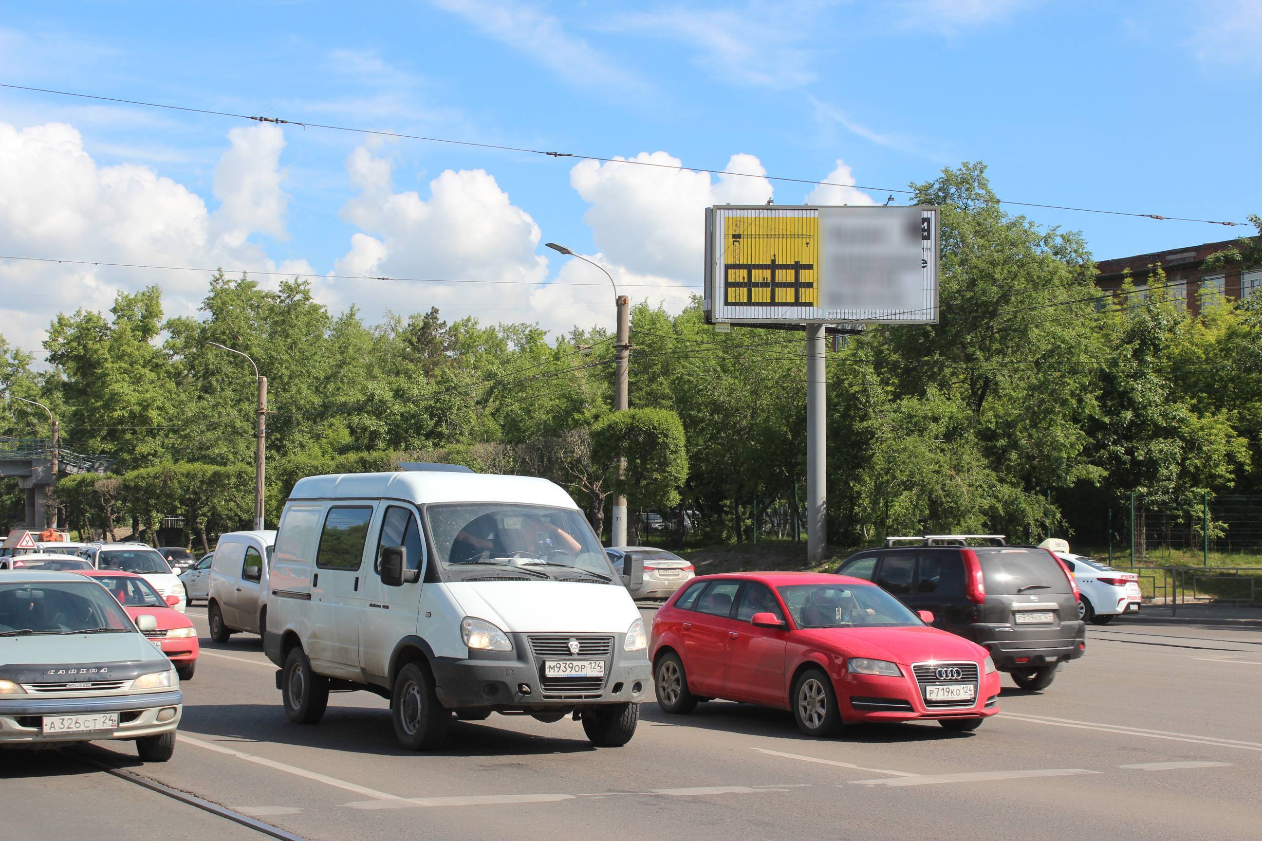 Фотография рекламного носителя, тип: Билборд 3x6, адрес: Матросова ул., д.15 X 60 лет октября ул., Красноярск, Красноярский край, Россия. Сторона А1-А3 №745789