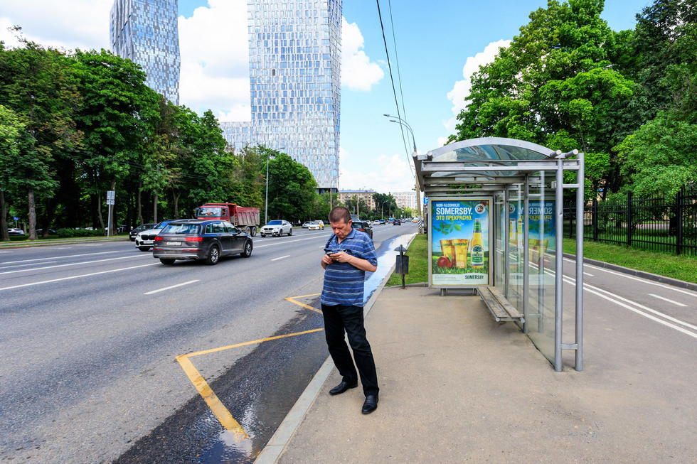 Фотография рекламного носителя, тип: Остановка 1.8x1.2, адрес: Мосфильмовская ул., д.22 н-в, Москва, Россия. Сторона А №499455