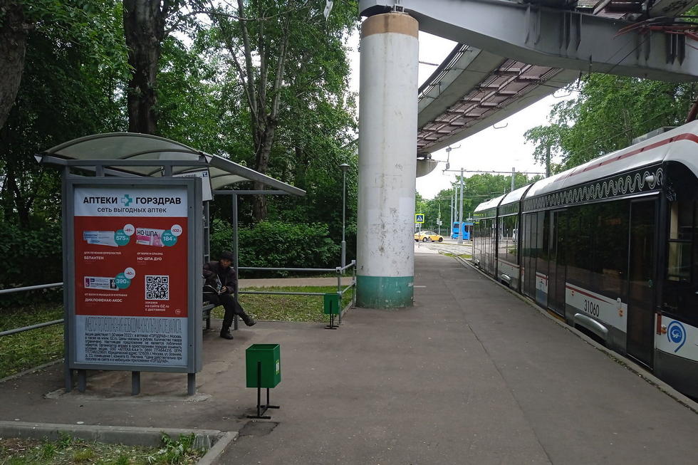 Фотография рекламного носителя, тип: Остановка 1.8x1.2, адрес: Королева Академика ул., ост. "ВДНХ , Южный вход", поз.2, Москва, Россия. Сторона Б №927929