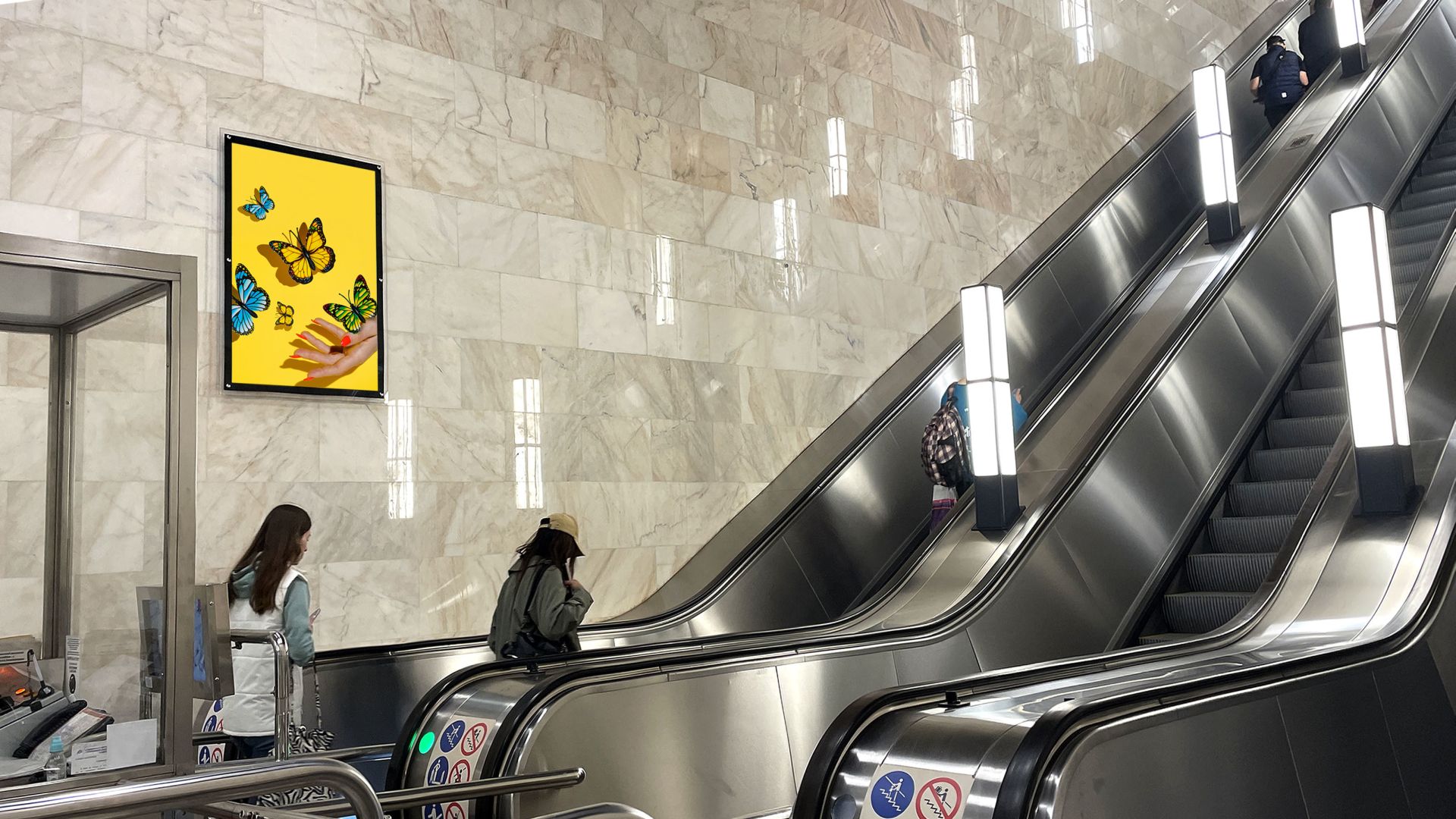 Фотография рекламного носителя, тип: Кристалайт, адрес: Станция метро «Мичуринский Проспект», линия Большая кольцевая, Москва, Россия. Сторона/вариант A №1055189