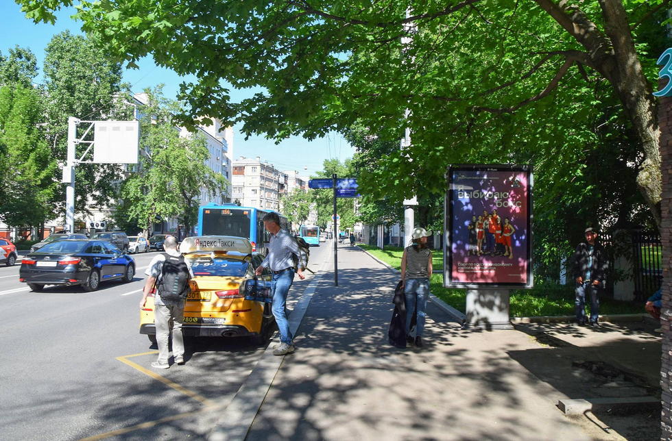 Фотография рекламного носителя, тип: Ситиформат 1.8x1.2, адрес: Шмитовский пр-т., ост. Макеева ул., Москва, Россия. Сторона А №334469