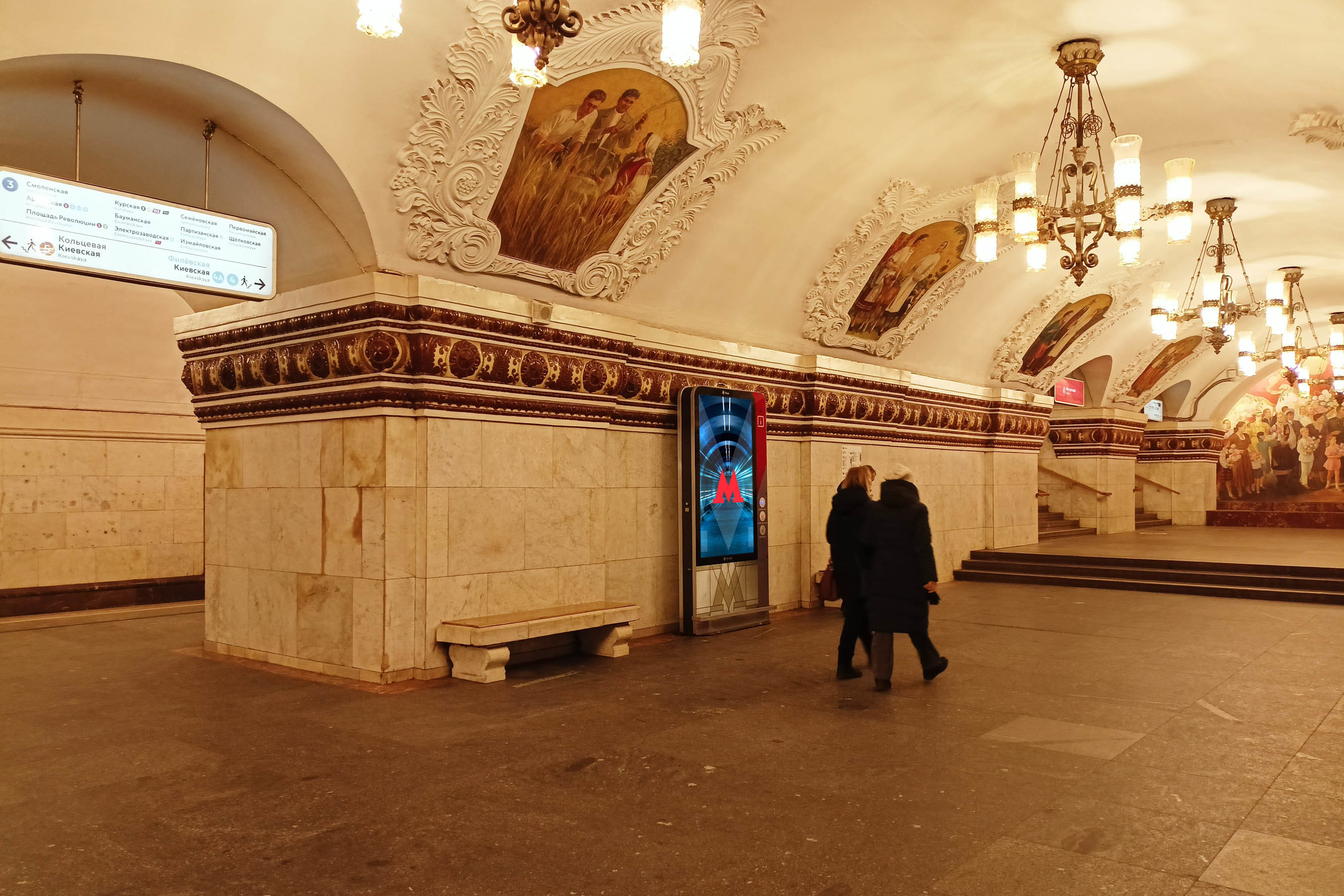 Фотография рекламного носителя, тип: Видеоэкран, адрес: Станция метро «Киевская», линия Арбатско-Покровская, Москва, Россия. Сторона/вариант А1-А10 №1075691