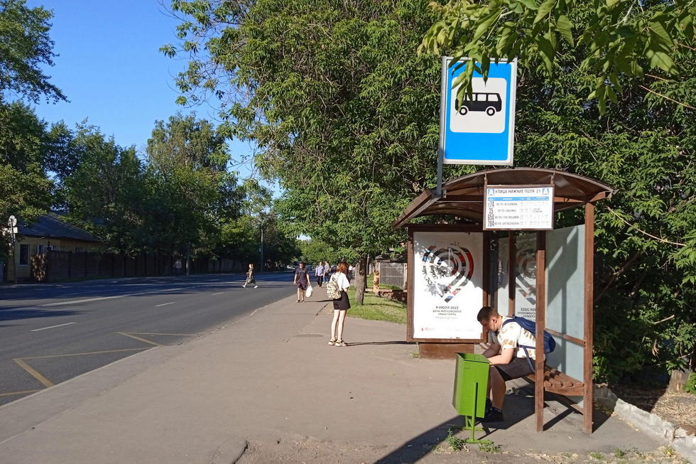 Фотография рекламного носителя, тип: Остановка 1.8x1.2, адрес: Нижние Поля ул., д.21, Москва, Россия. Сторона А №930201