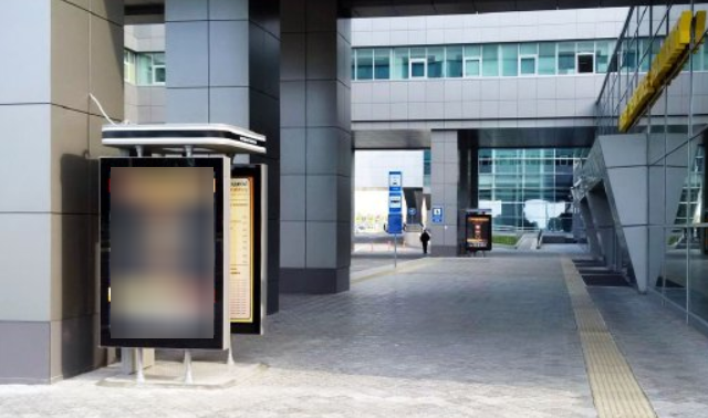 Фотография рекламного носителя, тип: Ситиформат 1.8x1.2, адрес: Аэропорт, выход из терминала 1А, поз.1, Казань, Республика Татарстан, Россия. Сторона А1 №796168