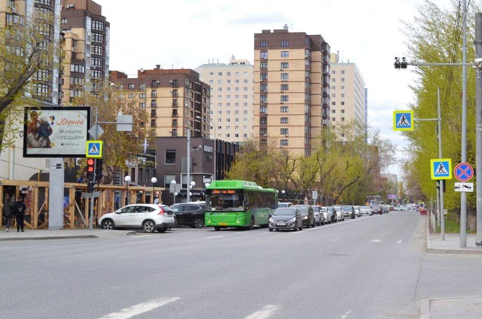 Фотография рекламного носителя, тип: Ситиборд 2.7x3.7, адрес: Максима Горького ул., д.44, корп.3, Тюмень, Тюменская область, Россия. Сторона Б1 №1023726