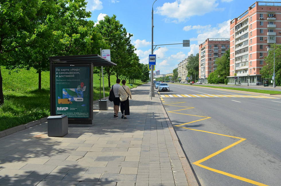Фотография рекламного носителя, тип: Остановка 1.8x1.2, адрес: Хамовнический Вал ул., Москва, Россия. Сторона Б №335499