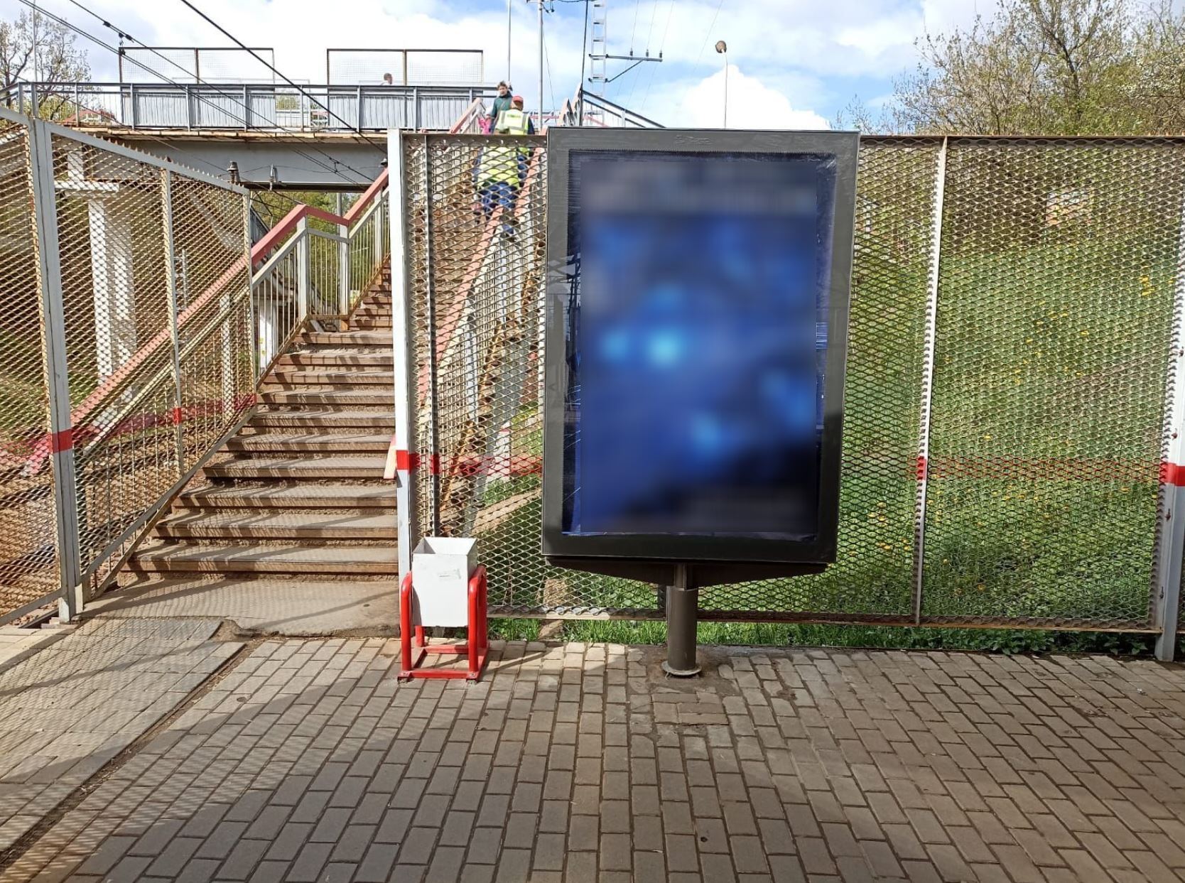 Фотография рекламного носителя, тип: Ситиформат 1.8x1.2, адрес: Пионерская ст., на платформе из Москвы, после турникетов при выходе в город, Московская область, Россия. Сторона A №993126