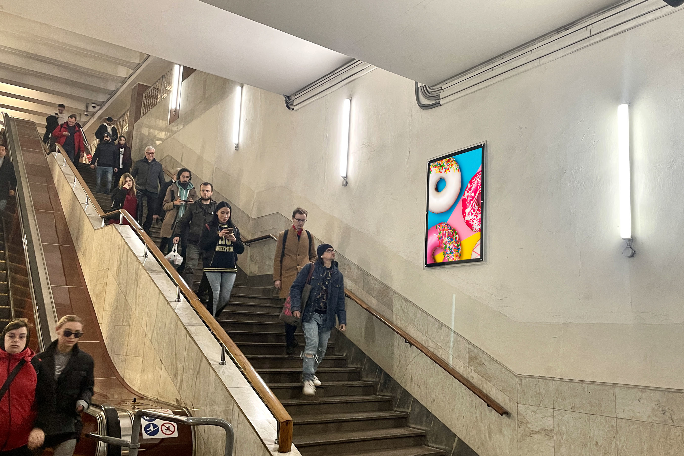 Фотография рекламного носителя, тип: Кристалайт, адрес: Станция метро «Калужская», линия Калужско-Рижская, Москва, Россия. Сторона/вариант №1001783