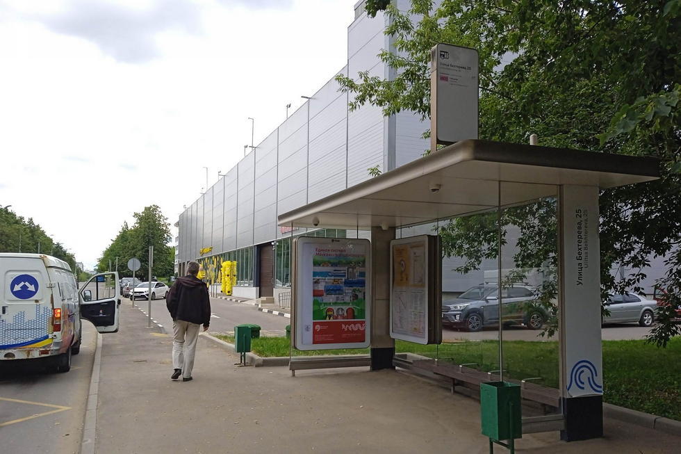 Фотография рекламного носителя, тип: Остановка 1.8x1.2, адрес: Бехтерева ул., д.14, поз.1, Москва, Россия. Сторона А №1004606