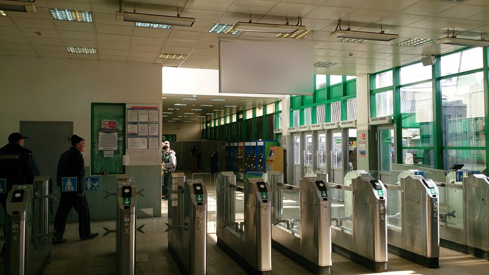 Фотография рекламного носителя, тип: Нестандартный ситиформат, адрес: Люберцы-1 ст., пассажирский павильон, турникеты, Люберцы, Московская область, Россия. Сторона А №628260