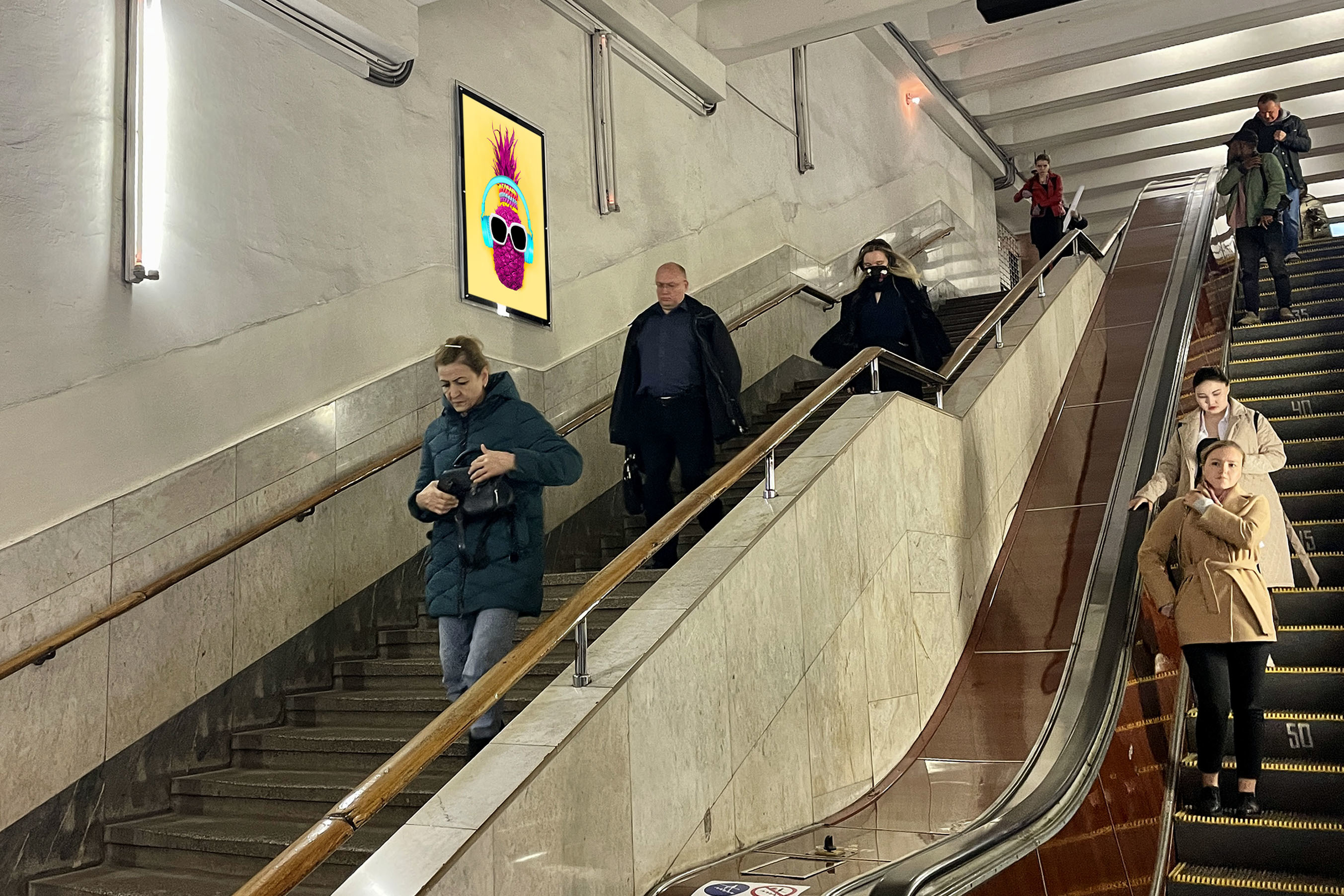 Фотография рекламного носителя, тип: Кристалайт, адрес: Станция метро «Калужская», линия Калужско-Рижская, Москва, Россия. Сторона/вариант №1001782