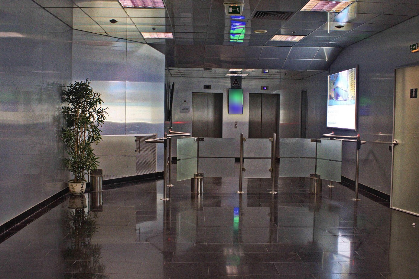 Фотография рекламного носителя, тип: Видеоэкран, адрес: Бизнес-центр «Silver House», Вернадского пр-т., д.8а, Москва, Россия. Сторона/вариант A1-A10 №1012775