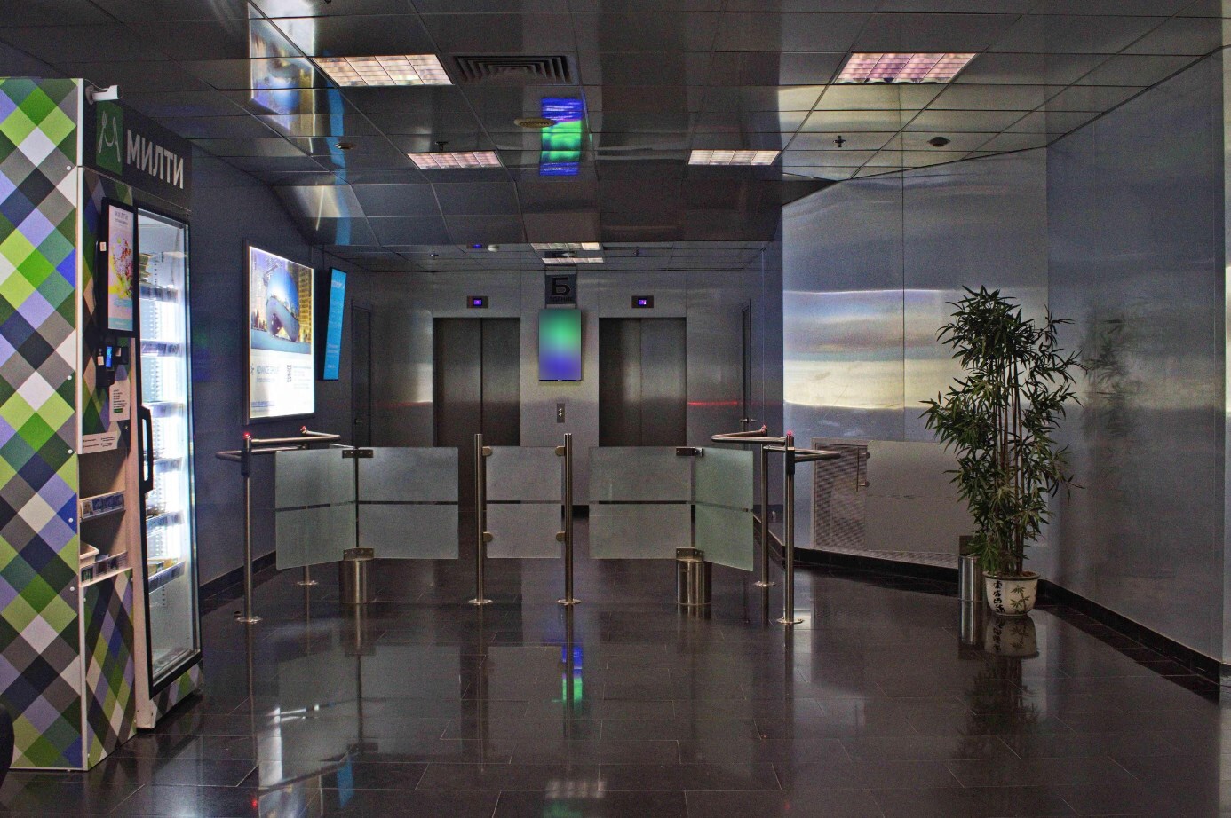 Фотография рекламного носителя, тип: Видеоэкран, адрес: Бизнес-центр «Silver House», Вернадского пр-т., д.8а, Москва, Россия. Сторона/вариант A1-A10 №1012776