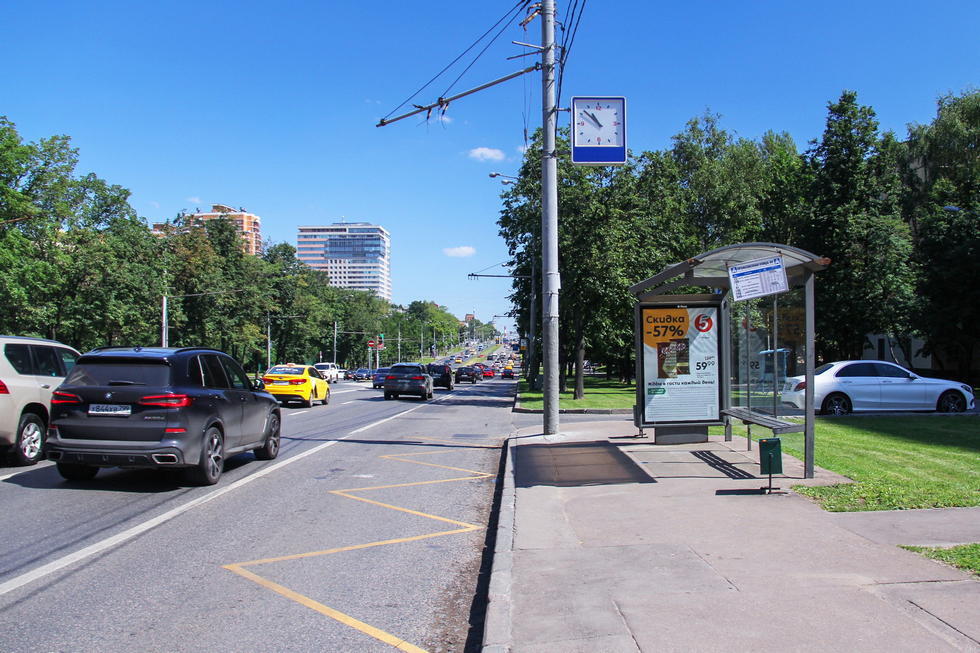 Фотография рекламного носителя, тип: Остановка 1.8x1.2, адрес: Профсоюзная ул., ост. Профсоюзная ул., д.66, поз.1, Москва, Россия. Сторона А №335033