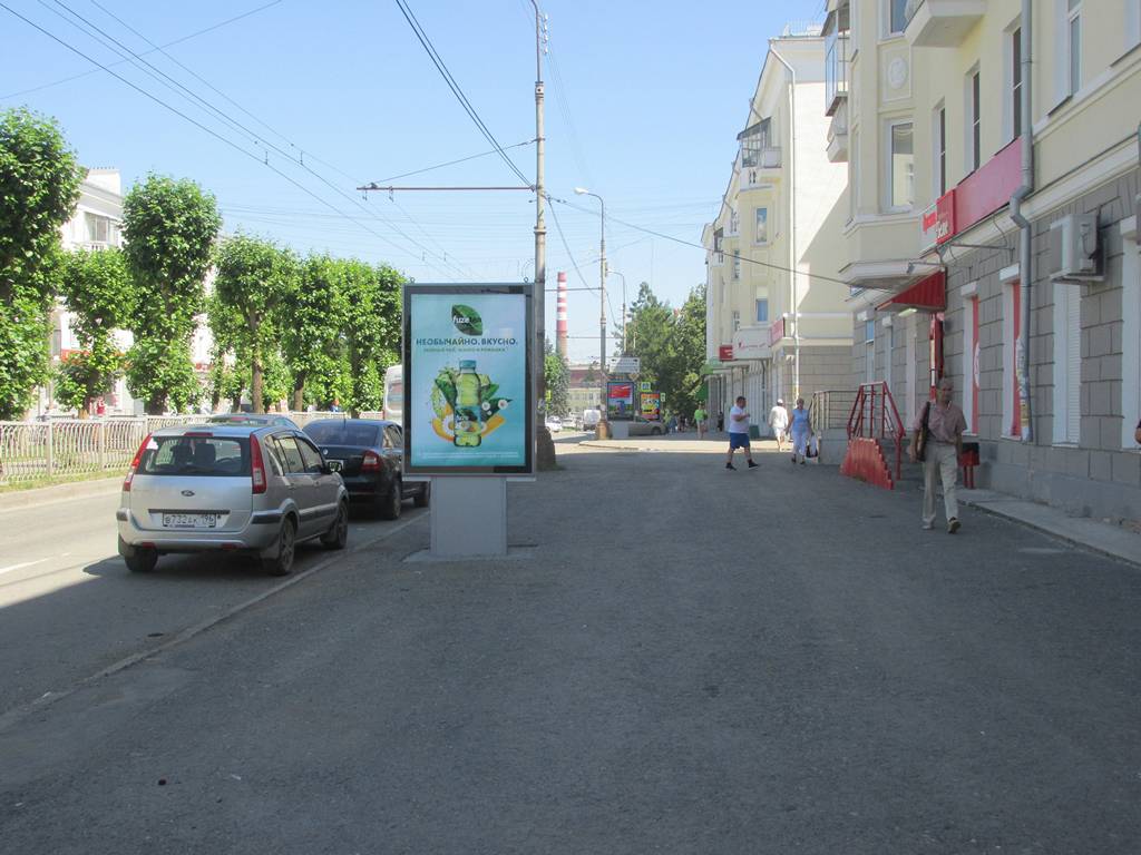 Фотография рекламного носителя, тип: Ситиформат 1.8x1.2, адрес: Грибоедова ул., д.26, магазин "Красное и Белое", Екатеринбург, Свердловская область, Россия. Сторона A №790628