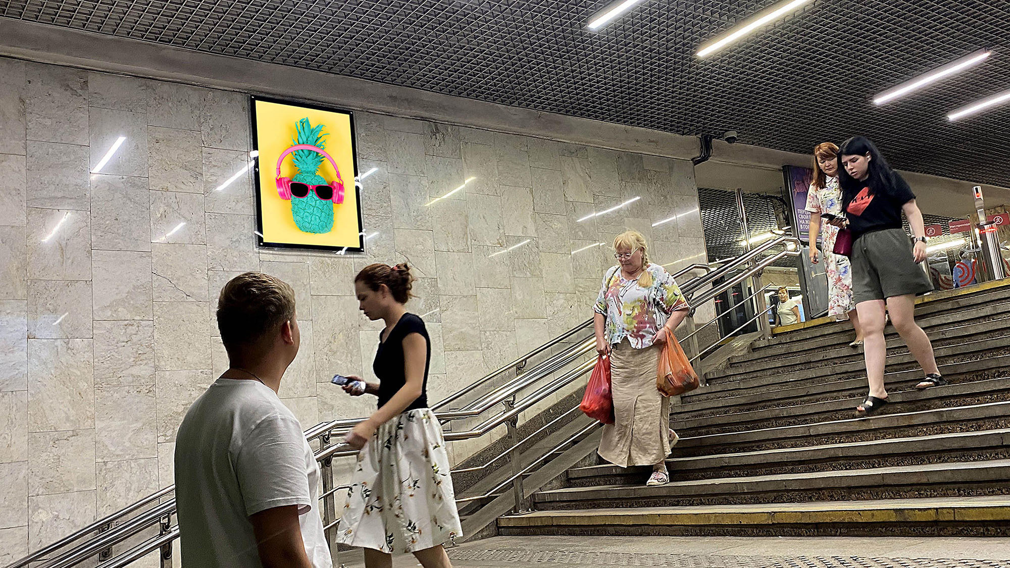 Фотография рекламного носителя, тип: Кристалайт, адрес: Станция метро «Ясенево», линия Калужско-Рижская, Москва, Россия. Сторона/вариант №1001781