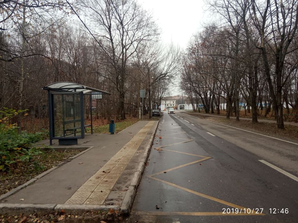 Фотография рекламного носителя, тип: Остановка 1.8x1.2, адрес: Камова ул., д.35, Москва, Россия. Сторона B №800564