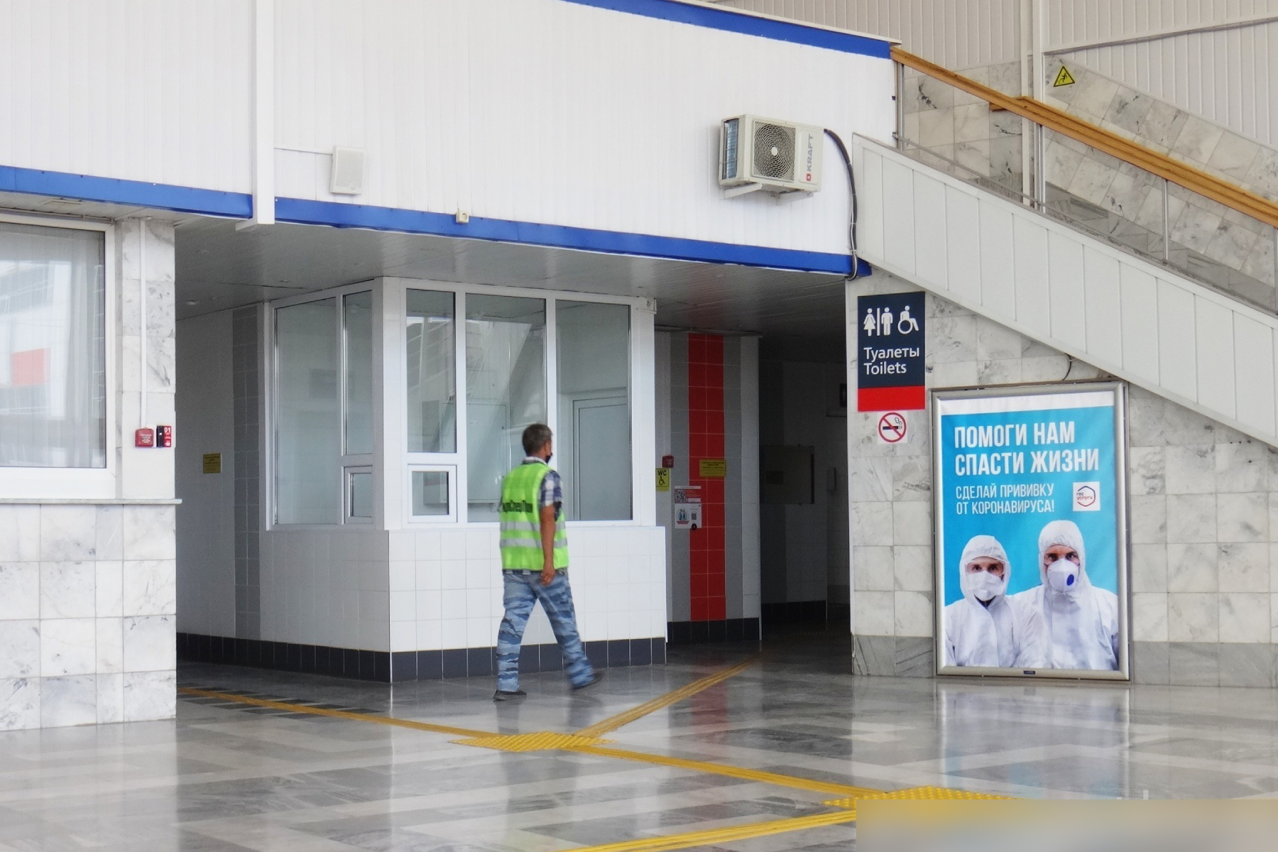 Фотография рекламного носителя, тип: Постер/баннер, адрес: ЖД вокзал «Астрахань», Вокзальная пл., д.20, Астрахань, Астраханская область, Россия. Сторона/вариант А №990679