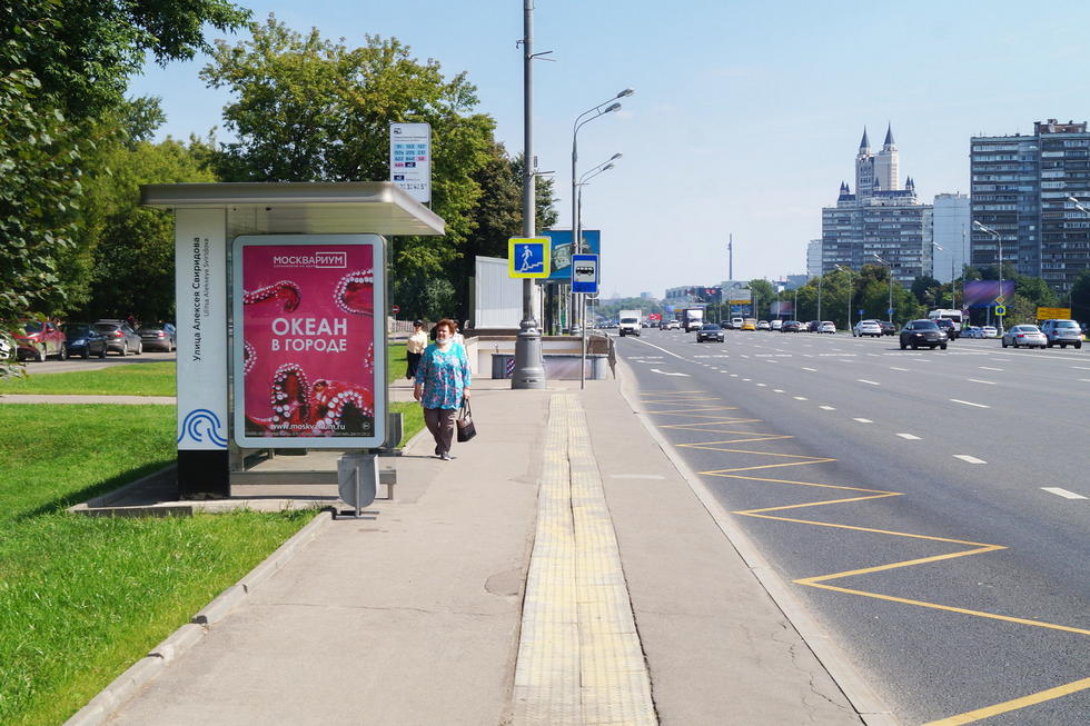 Фотография рекламного носителя, тип: Остановка 1.8x1.2, адрес: Кутузовский пр-т., д.76, Москва, Россия. Сторона Б №556669