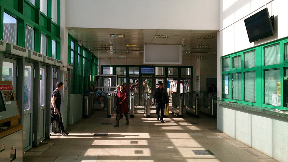 Фотография рекламного носителя, тип: Нестандартный ситиформат, адрес: Люберцы-1 ст., пассажирский павильон, турникеты, Люберцы, Московская область, Россия. Сторона В №628261