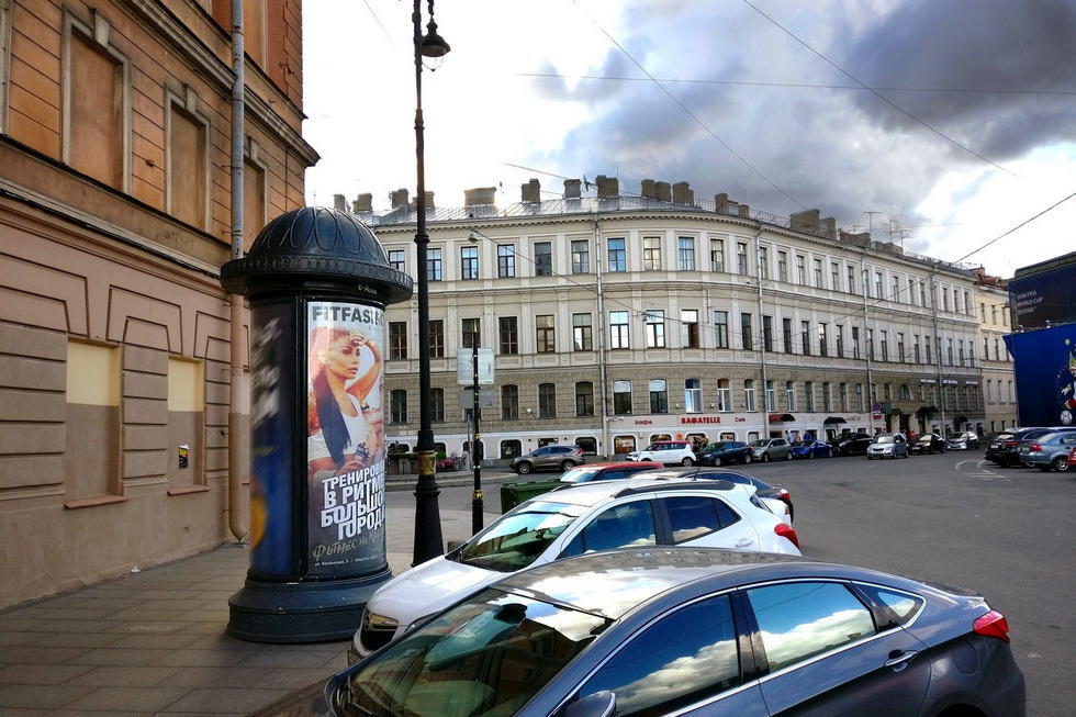 Фотография рекламного носителя, тип: Пиллар 3x1.4, адрес: Конюшенная пл., д.4 Х Большая Конюшенная ул., Санкт-Петербург, Россия. Сторона Б №658907