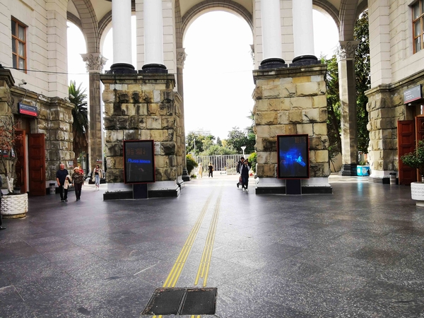 Фотография рекламного носителя, тип: Видеоэкран, адрес: ЖД вокзал «Сочи», Горького ул., д.56, Сочи, Краснодарский край, Россия. Сторона/вариант A1 №1060610