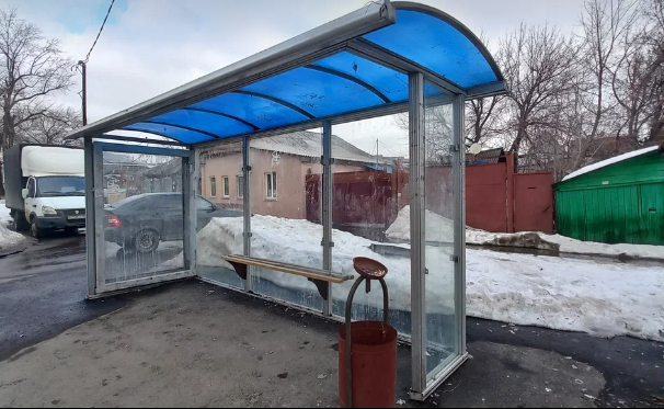 Фотография рекламного носителя, тип: Остановка 1.8x1.2, адрес: Б. Горная ул. Х Университетская ул., из центра, Саратов, Саратовская область, Россия. Сторона A №842051