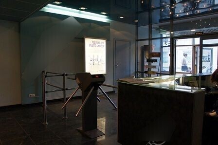 Фотография рекламного носителя, тип: Лайтбокс, адрес: Бизнес-центр «Берег», Непокоренных пр-т., д.17, Санкт-Петербург, Россия. Сторона/вариант №657072