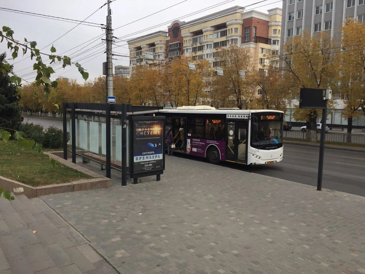 Фотография рекламного носителя, тип: Остановка 1.8x1.2, адрес: Невская ул.., ост. «Кинотеатр «Родина», поз.1, Волгоград, Волгоградская область, Россия. Сторона Б №972384