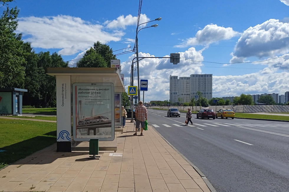 Фотография рекламного носителя, тип: Остановка 1.8x1.2, адрес: Ореховый б-р., д.35, корп.1, Москва, Россия. Сторона Б №931606