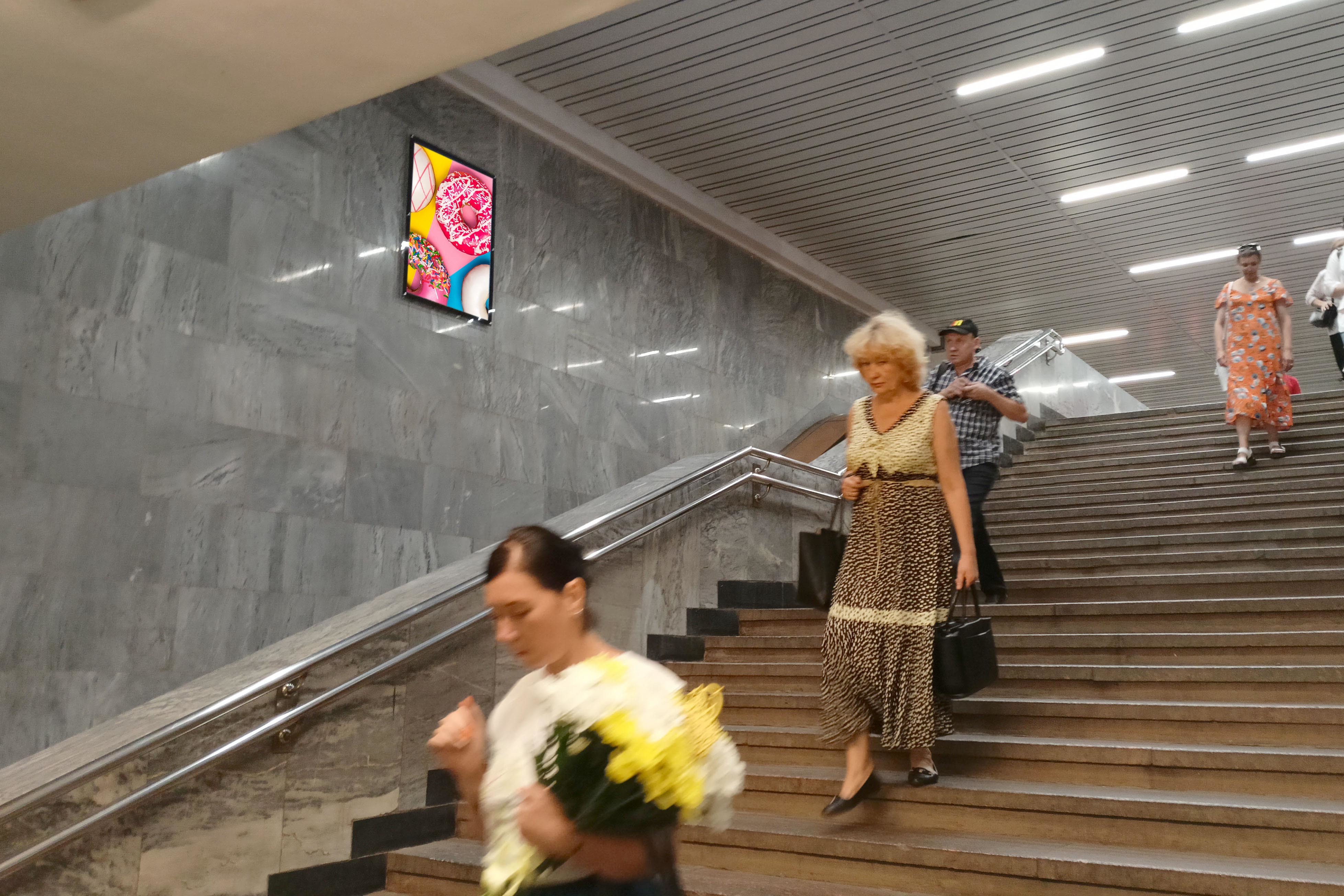 Фотография рекламного носителя, тип: Кристалайт, адрес: Станция метро «Новогиреево», линия Калининская, Москва, Россия. Сторона/вариант №1001923