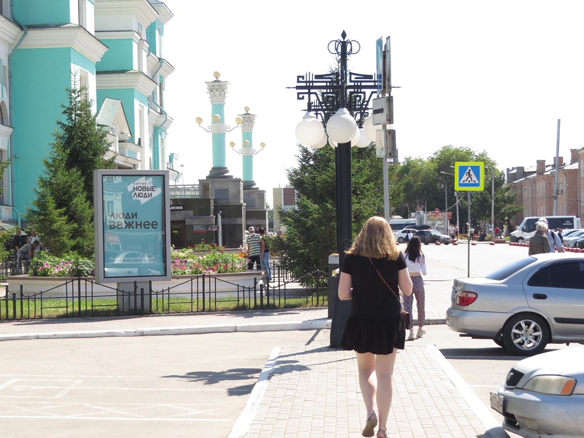 Фотография рекламного носителя, тип: Ситиформат 1.8x1.2, адрес: Леконта ул., д.1, привокзальная пл., слева от входа, поз.2, Омск, Омская область, Россия. Сторона А №987323