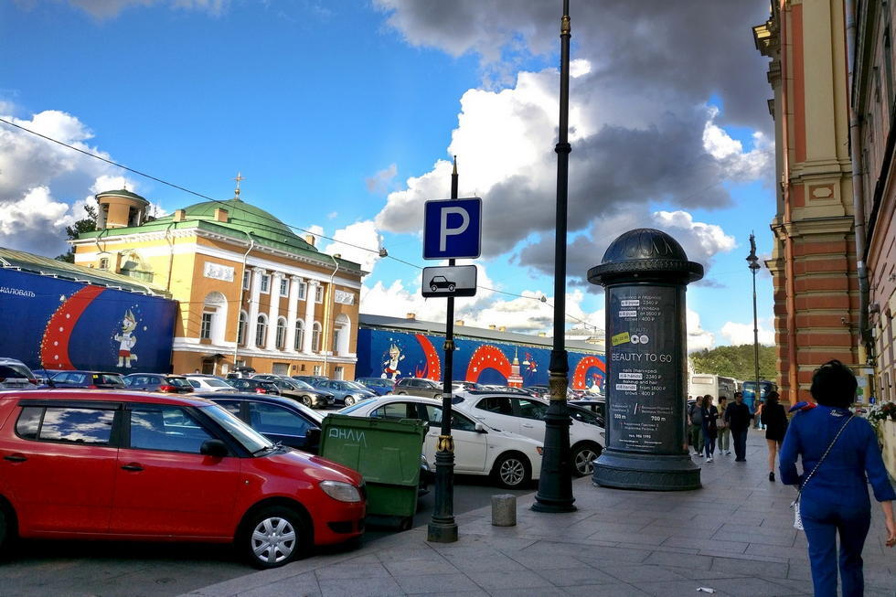 Фотография рекламного носителя, тип: Пиллар 3x1.4, адрес: Конюшенная пл., д.4 Х Большая Конюшенная ул., Санкт-Петербург, Россия. Сторона А №658908