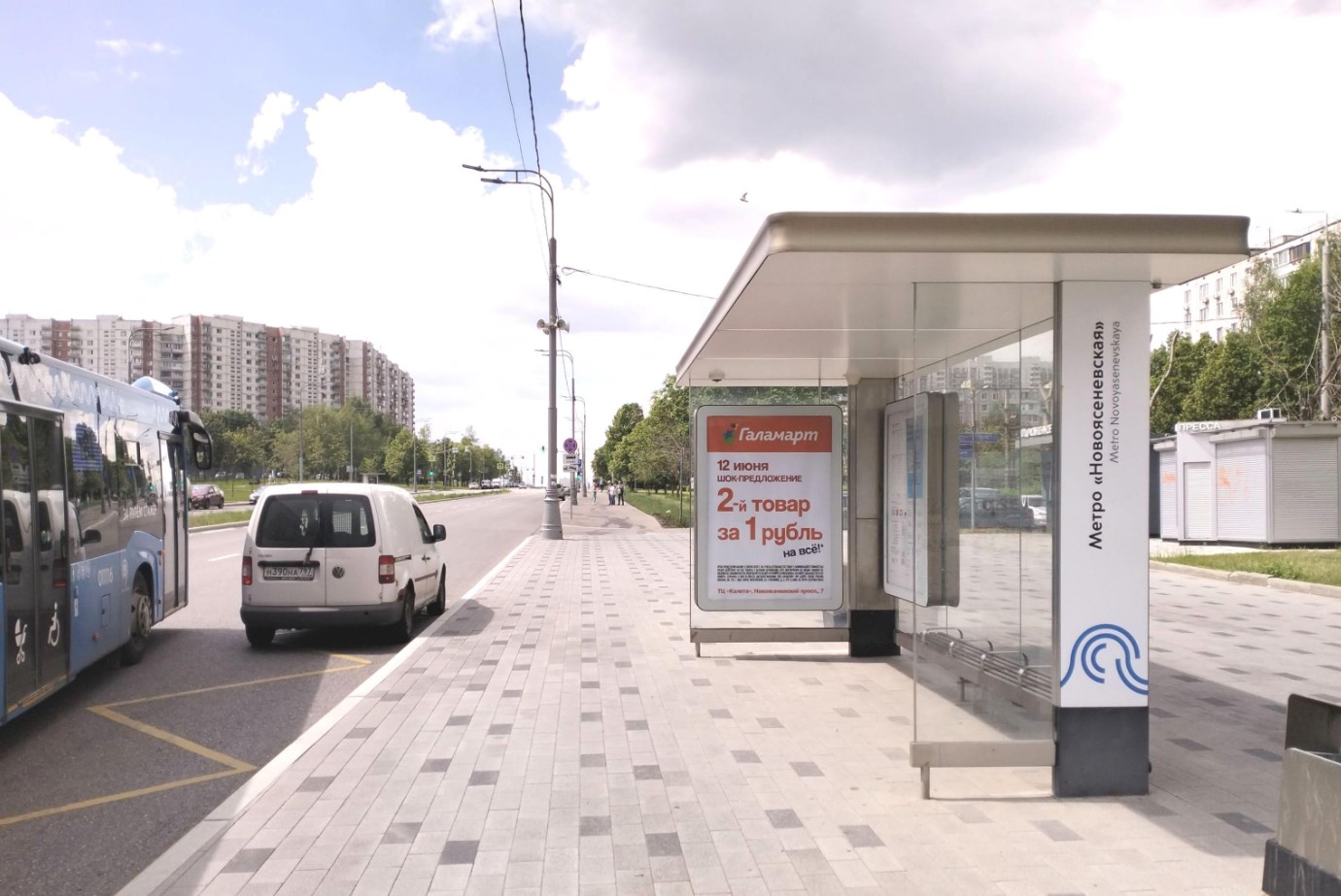 Фотография рекламного носителя, тип: Остановка 1.8x1.2, адрес: Новоясеневский пр-т., д.21, поз.1, Москва, Россия. Сторона А №931470