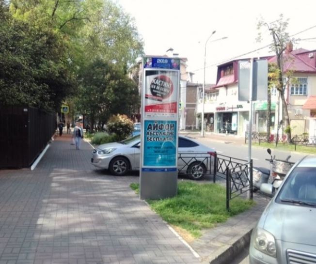 Фотография рекламного носителя, тип: Нестандартный ситиформат, адрес: Воровского ул., Сбербанк, из центра, поз.1, Сочи, Краснодарский край, Россия. Сторона B1 №757631