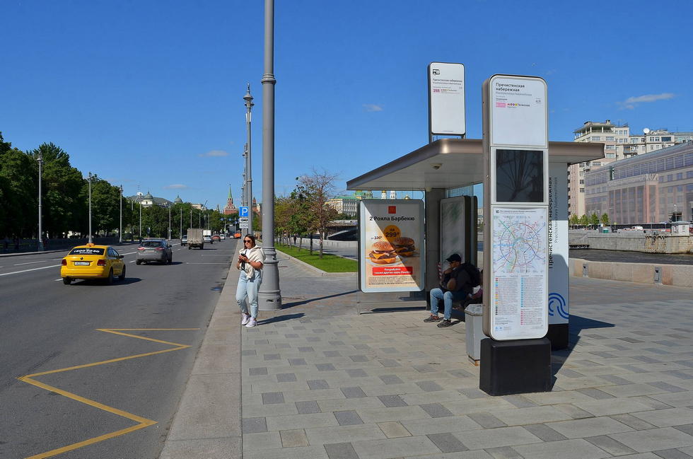 Фотография рекламного носителя, тип: Остановка 1.8x1.2, адрес: Пречистенская наб., ост. "Пречистенская набережная ", поз.2, Москва, Россия. Сторона А №638055