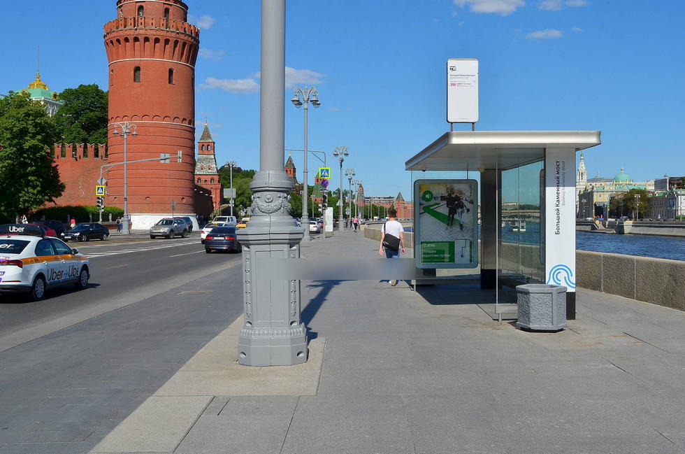 Фотография рекламного носителя, тип: Остановка 1.8x1.2, адрес: Кремлевская наб., ост. "БОЛЬШОЙ КАМЕННЫЙ МОСТ", поз.1, Москва, Россия. Сторона А1-А5 №638039