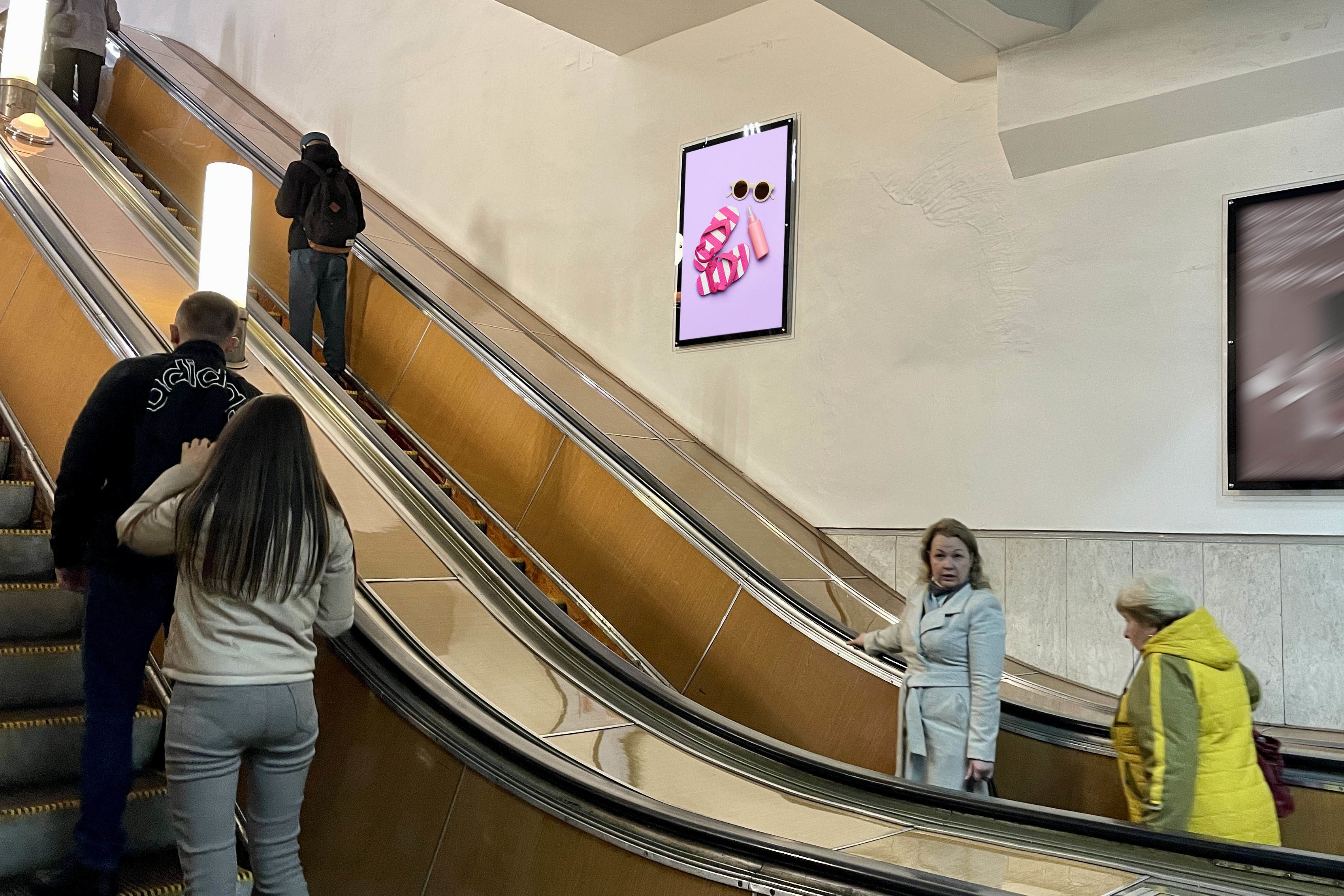 Фотография рекламного носителя, тип: Кристалайт, адрес: Станция метро «Планерная», линия Таганско-Краснопресненская, Москва, Россия. Сторона/вариант №1001922