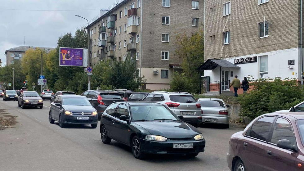 Фотография рекламного носителя, тип: Ситиборд 2.7x3.7, адрес: 8 Марта ул., д.17, Иваново, Ивановская область, Россия. Сторона А1 №1013914