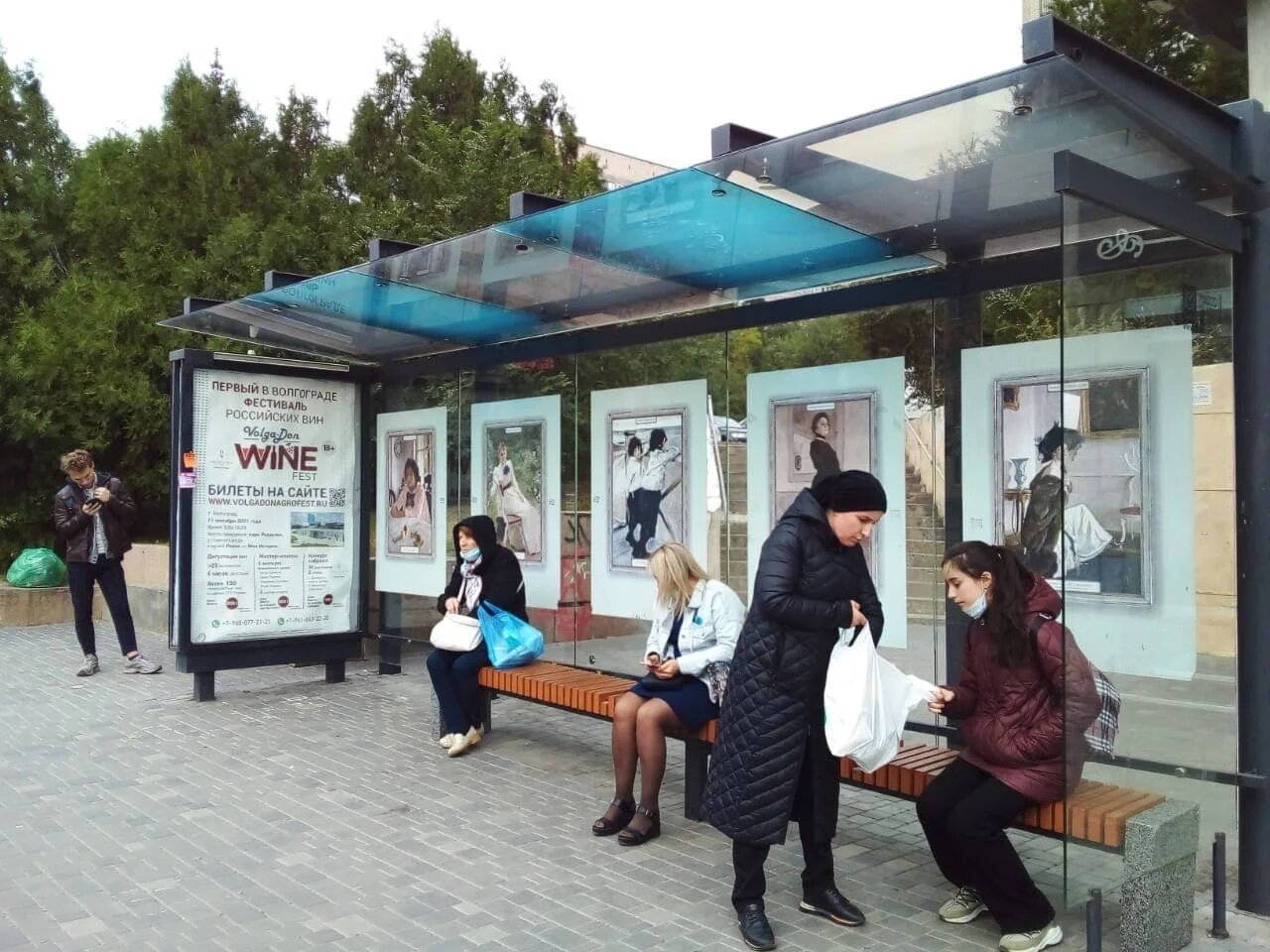 Фотография рекламного носителя, тип: Остановка 1.8x1.2, адрес: Невская ул., ост. «Ул. Новороссийская», поз.2, Волгоград, Волгоградская область, Россия. Сторона A №972383