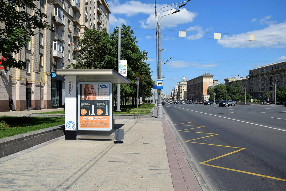 Фотография рекламного носителя, тип: Остановка 1.8x1.2, адрес: Кутузовский пр-т., д.30/32, поз.1, Москва, Россия. Сторона Б №580056