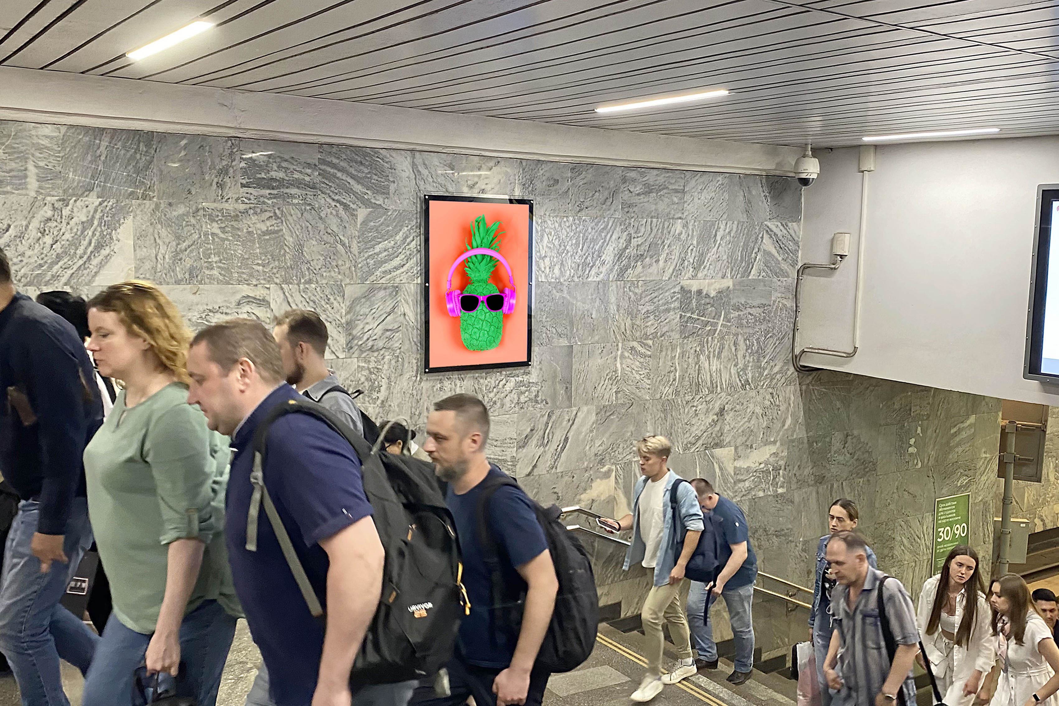 Фотография рекламного носителя, тип: Кристалайт, адрес: Станция метро «Новогиреево», линия Калининская, Москва, Россия. Сторона/вариант №1001921